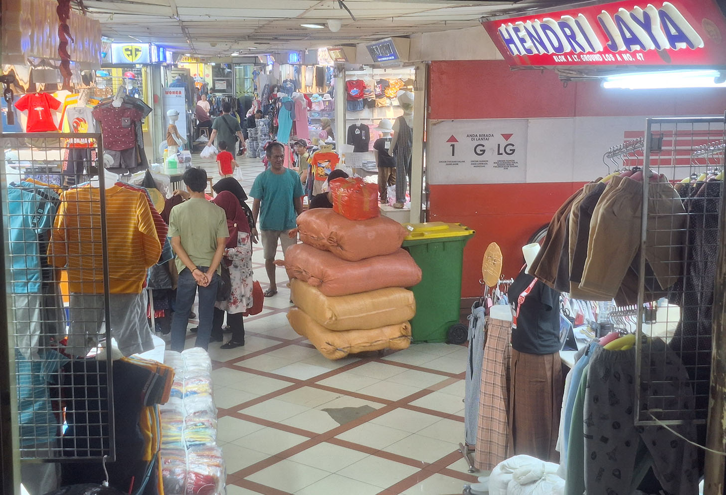 Pesona Keindahan Waduk Melati di Jakarta Pusat     Suasana Little Bangkok pusat penjualan baju impor di lantai G, Blok B, Pasar Tanah Abang, Jakarta Pusat, Kamis (20/6/2024).(BeritaNasional.Com/Oke Atmaja)