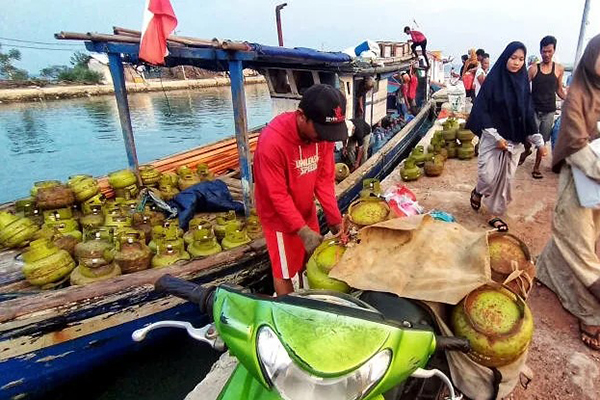 Suasana bongkar muat pendistribusian gas LPG 3 Kg. (BeritaNasional/Elvis Sendouw)