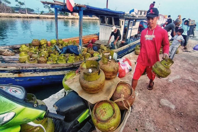 Suasana bongkar muat pendistribusian gas LPG 3 Kg. (BeritaNasional/Elvis Sendouw)