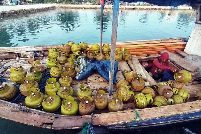 Suasana bongkar muat pendistribusian gas LPG 3 Kg. (BeritaNasional/Elvis Sendouw)