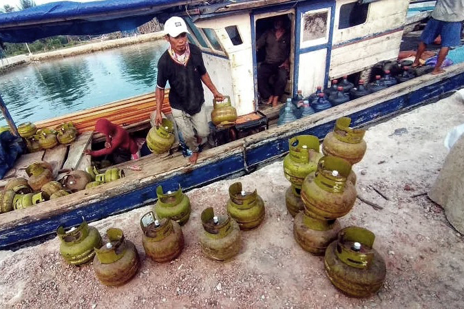 Suasana bongkar muat pendistribusian gas LPG 3 Kg. (BeritaNasional/Elvis Sendouw)