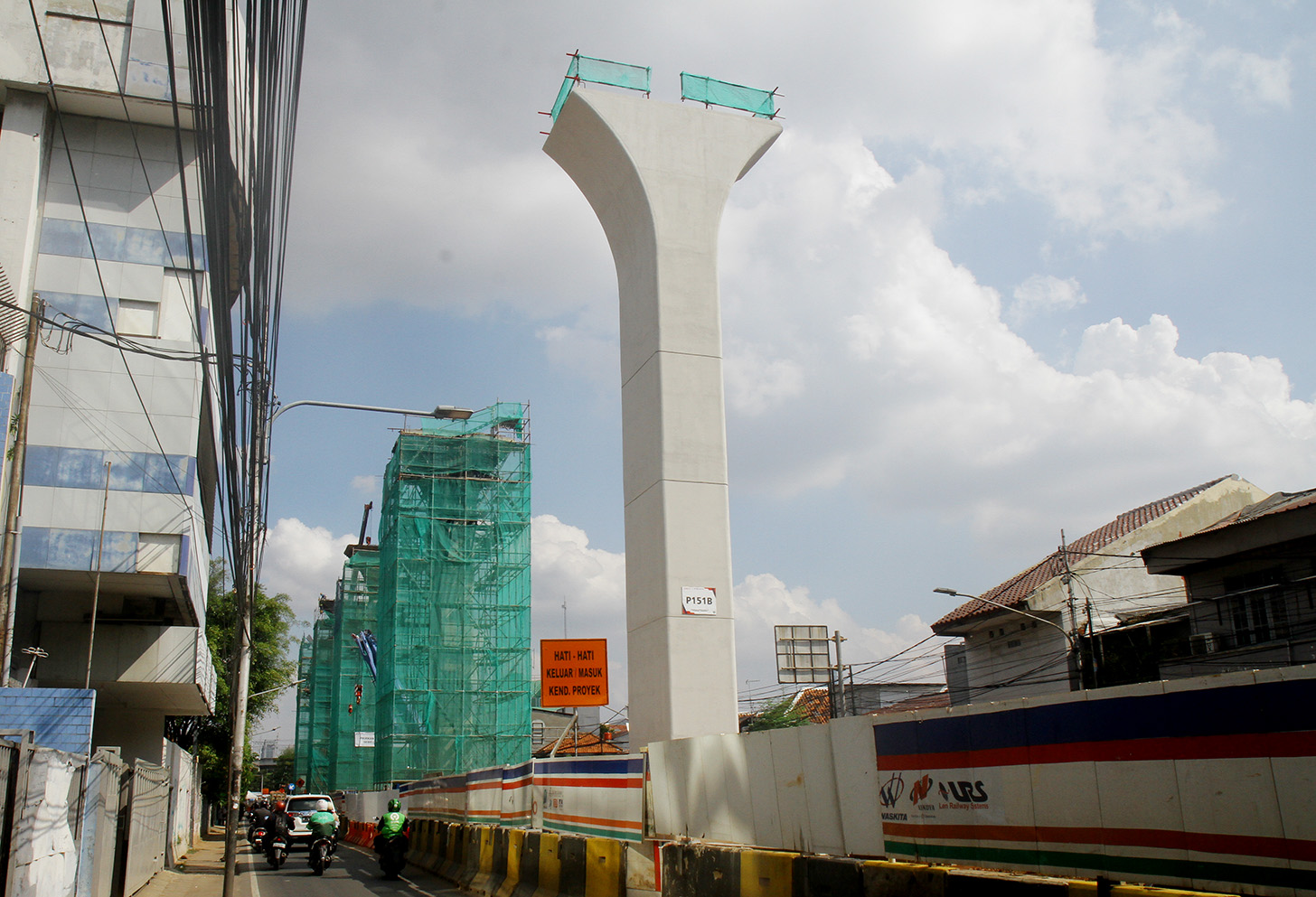 Kendaraan melintas disamping proyek pembangunan jalur kereta ringan atau Light Rail Transit (LRT) Jakarta fase 1B rute Velodrome-Manggarai di kawasan Manggarai, Jakarta, Rabu (26/6/2024). (BeritaNasional.Com/Oke Atmaja)