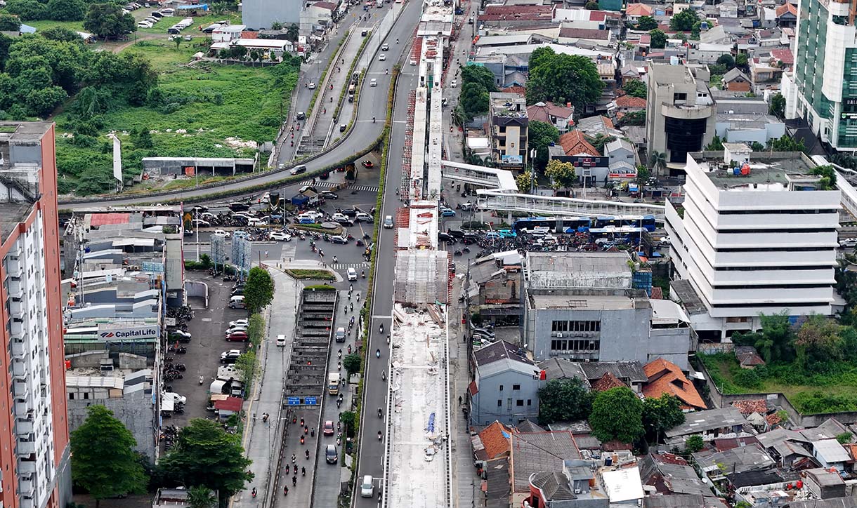 Foto udara proyek pembangunan jalur LRT Jakarta Fase 1B Velodrome-Manggarai di Pramuka, Jakarta, Jumat (19/6/2026).  (Beritanasional.com/Oke Atmaja)