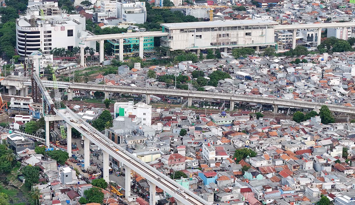 Foto udara proyek pembangunan jalur Light Rail Transit (LRT) Jakarta Fase 1B Velodrome-Manggarai. (Beritanasional.com/Oke Atmaja)
