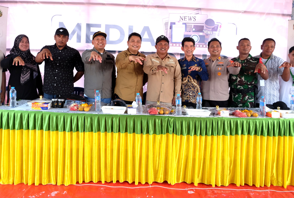 PPIU Manager M4CR Provinsi Riau, Arif Fahrurozi melakukan edukasi pembudidayaan tanaman mangrove di kawasan Desa Kuala Selat, Indragiri Hilir, Provinsi Riau, Kamis (25/9/2025). (Beritanasional.com/Oke Atmaja)