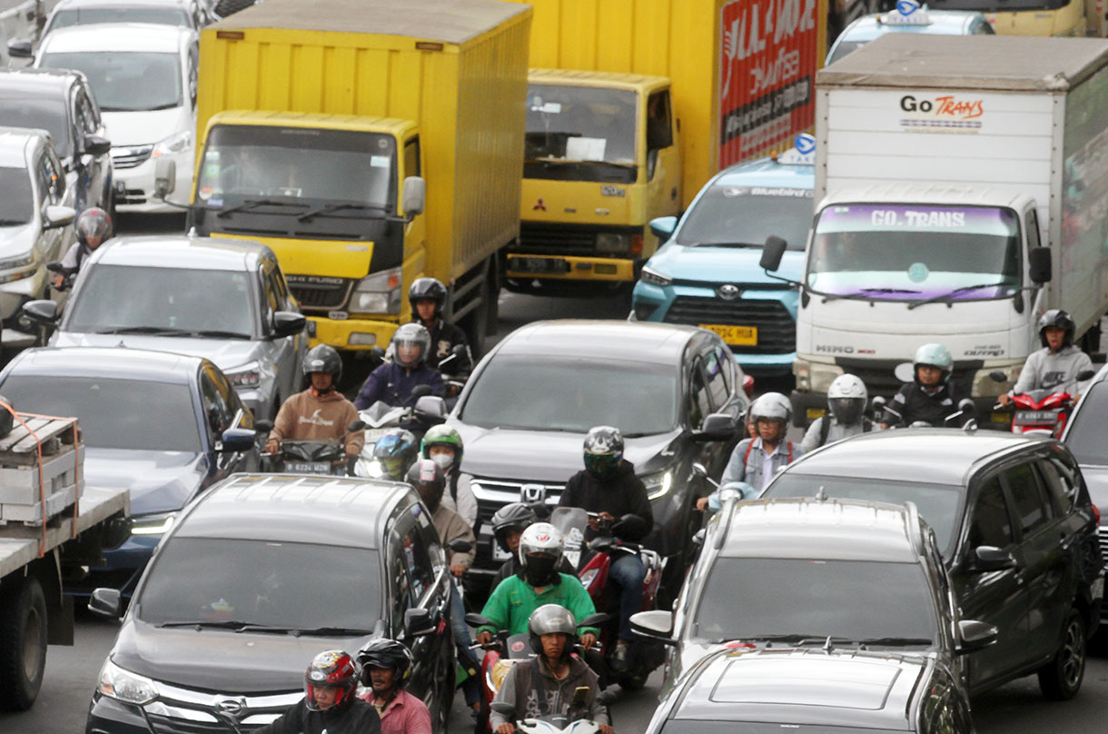 Sejumlah kendaraan bermotor melintas di Jalan Gatot Subroto, Jakarta, Jumat (7/2/2025).(Beritanasional.com/Oke Atmaja)