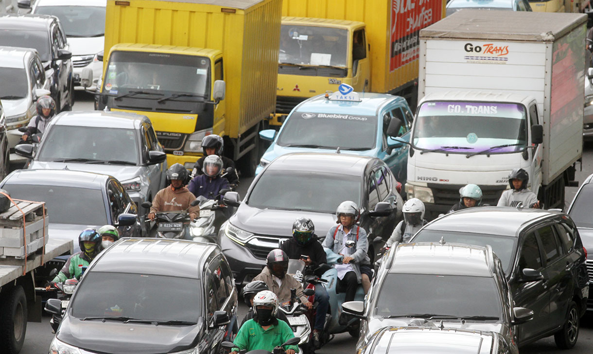 Sejumlah kendaraan bermotor melintas di Jalan Gatot Subroto, Jakarta, Jumat (7/2/2025).(Beritanasional.com/Oke Atmaja)