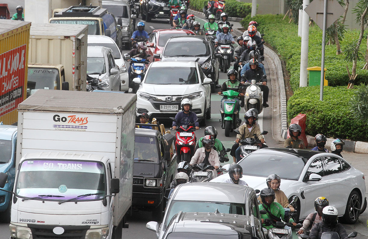 Sejumlah kendaraan bermotor melintas di Jalan Gatot Subroto, Jakarta, Jumat (7/2/2025).(Beritanasional.com/Oke Atmaja)