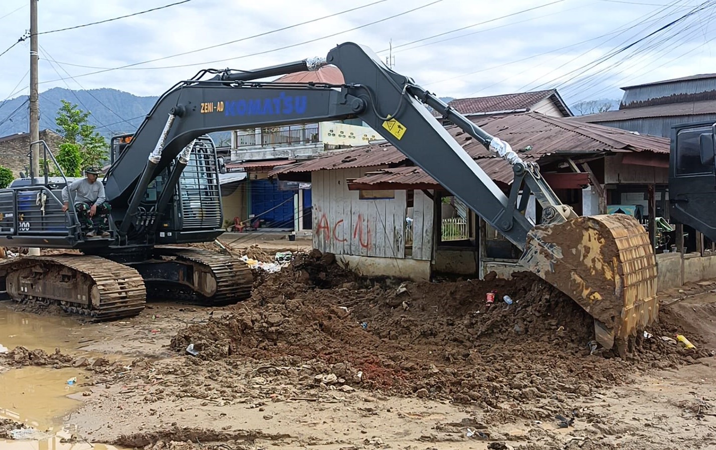 TNI Angkatan Darat lakukan normalisasi wilayah terdampak banjir di depan Gereja GKPI Hutanabolon, Kecamatan Tukka, Kabupaten Tapanuli Tengah. (BeritaNasional/Elvis/HO Dispenad)