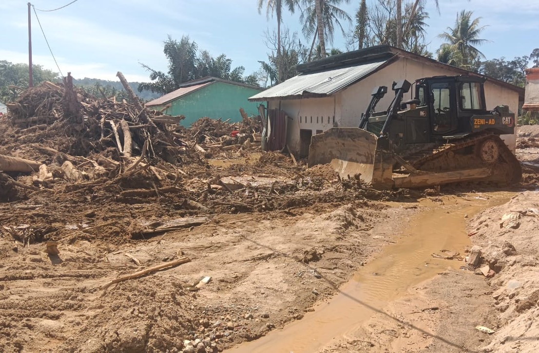 TNI Angkatan Darat lakukan normalisasi wilayah terdampak banjir di depan Gereja GKPI Hutanabolon, Kecamatan Tukka, Kabupaten Tapanuli Tengah. (BeritaNasional/Elvis/HO Dispenad)