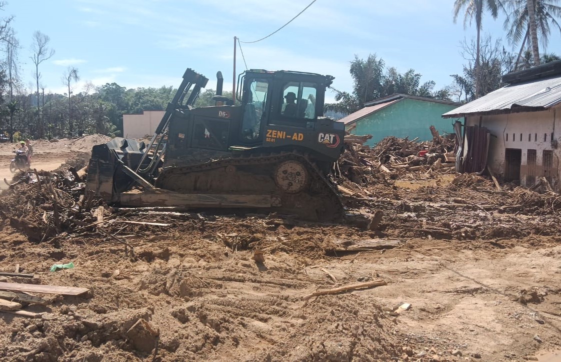 TNI Angkatan Darat lakukan normalisasi wilayah terdampak banjir di depan Gereja GKPI Hutanabolon, Kecamatan Tukka, Kabupaten Tapanuli Tengah. (BeritaNasional/Elvis/HO Dispenad)