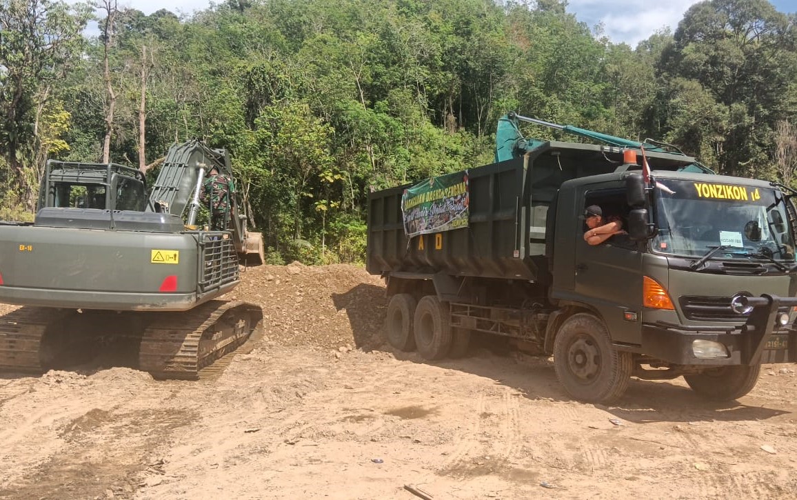 TNI Angkatan Darat lakukan normalisasi wilayah terdampak banjir di depan Gereja GKPI Hutanabolon, Kecamatan Tukka, Kabupaten Tapanuli Tengah. (BeritaNasional/Elvis/HO Dispenad)