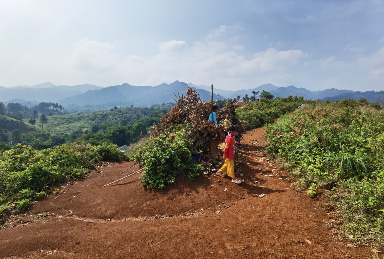 Anak-anak menjajakan hasil kebun kepada wisatawan di jalur tracking Sentul. (BeritaNasional/Elvis Sendouw)