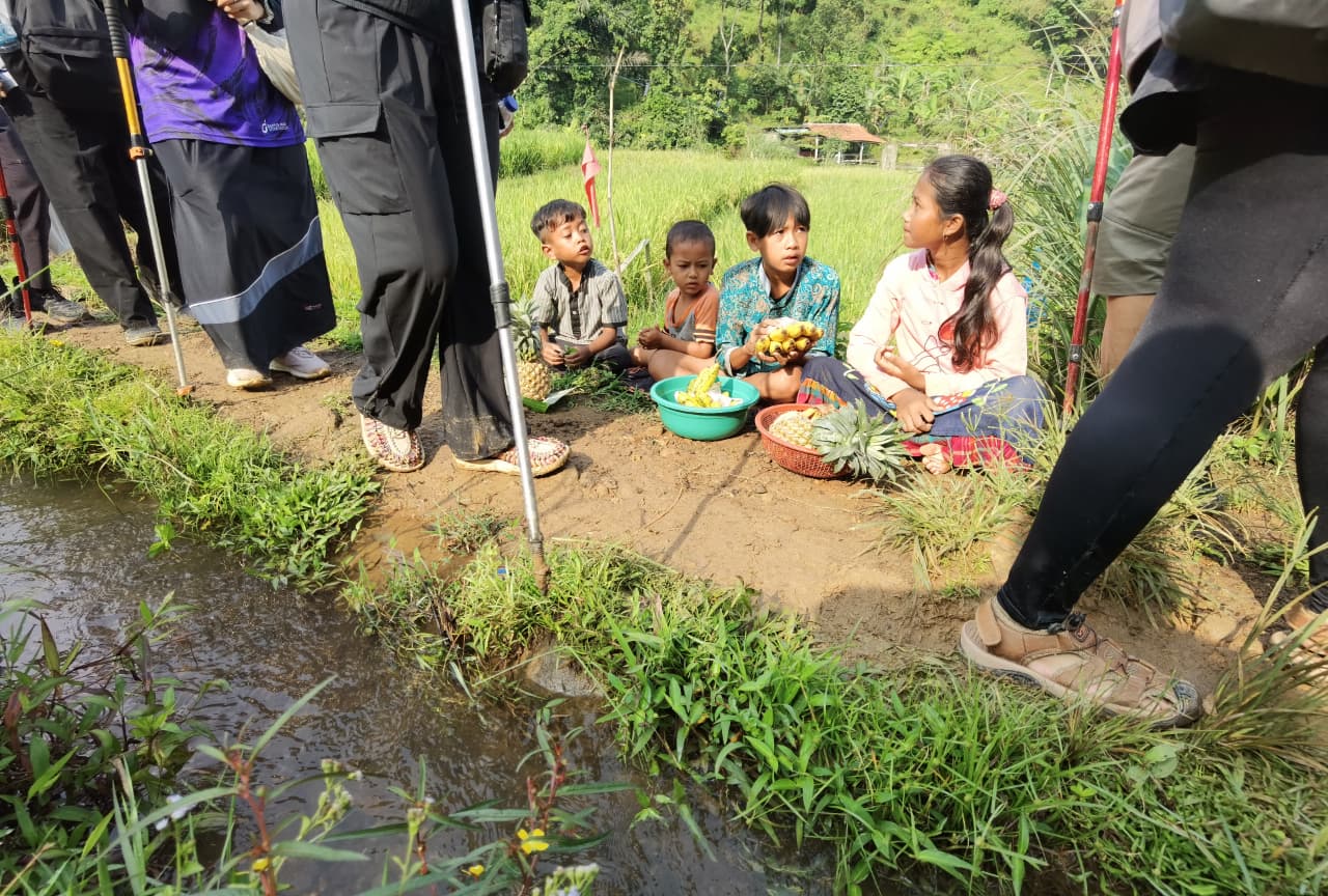 Anak-anak menjajakan hasil kebun kepada wisatawan di jalur tracking Sentul. (BeritaNasional/Elvis Sendouw)