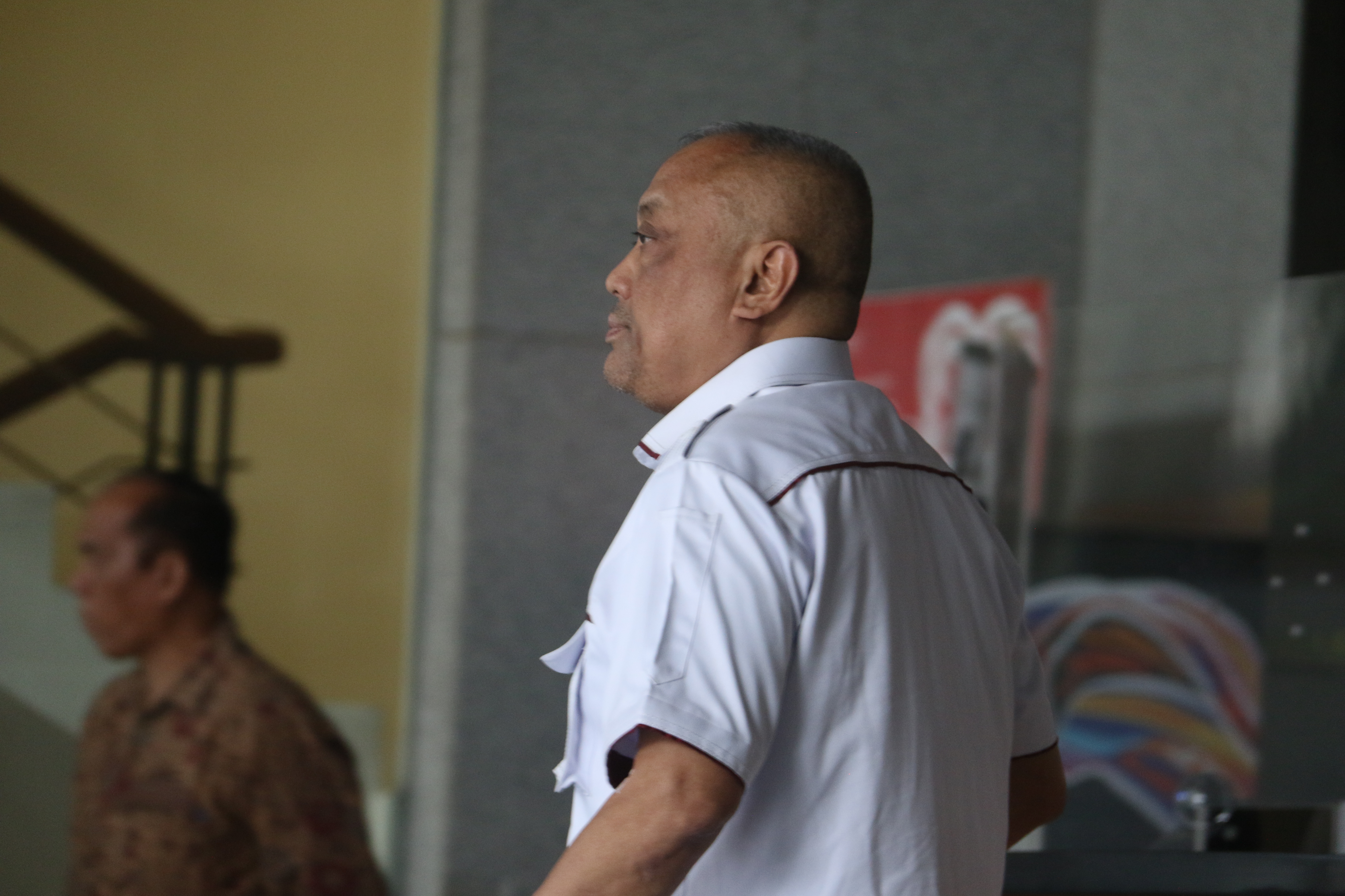 Mantan Bendahara Umum Asosiasi Muslim Penyelenggara Haji dan Umrah Republik Indonesia (Amphuri) Muhammad Tauhid Hamdi berjalan menuju ruang pemeriksaan di Gedung Merah Putih KPK, Jakarta, Selasa (16/12/2025). (Beritanasional.com/Oke Atmaja)
