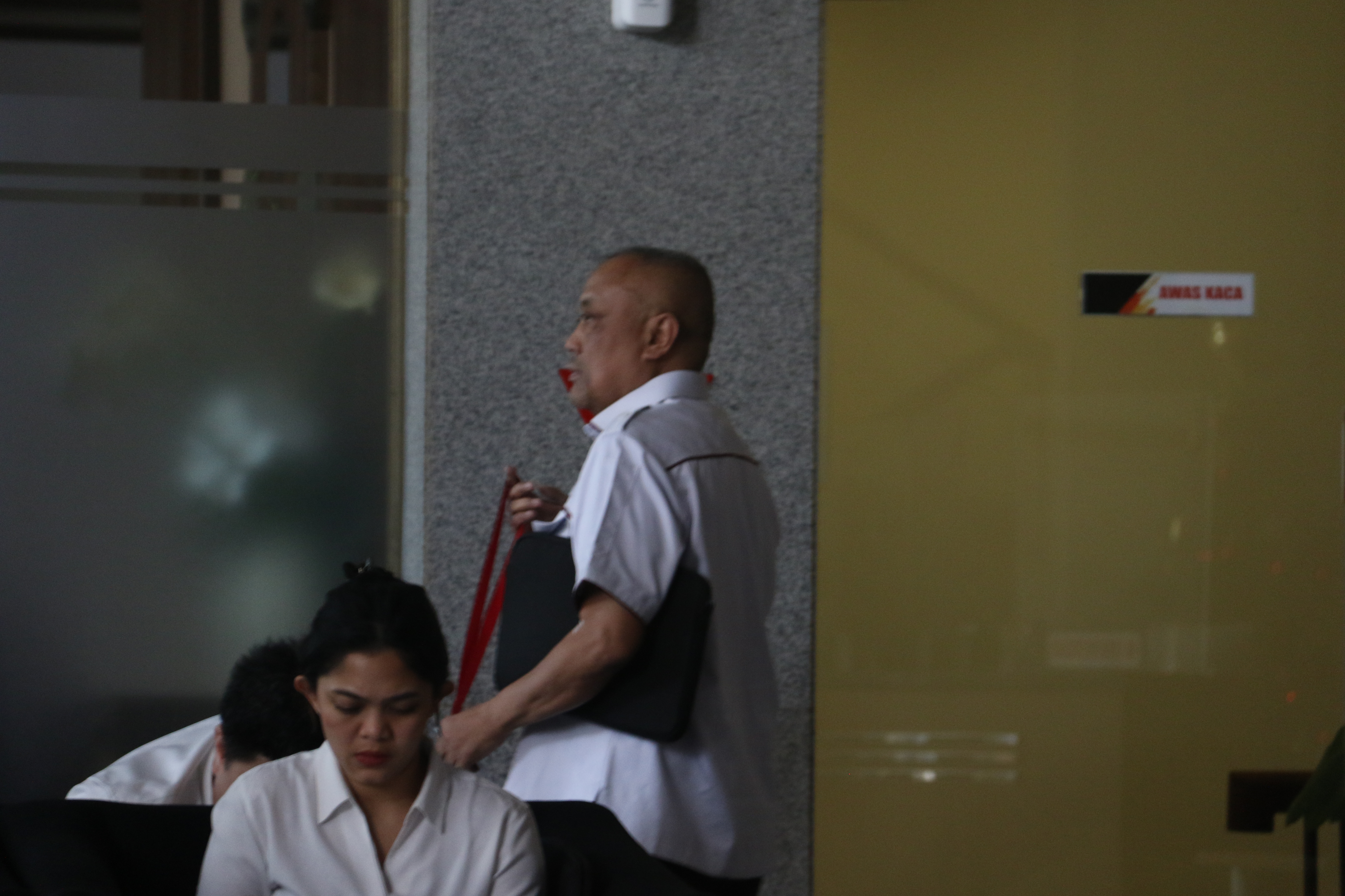 Mantan Bendahara Umum Asosiasi Muslim Penyelenggara Haji dan Umrah Republik Indonesia (Amphuri) Muhammad Tauhid Hamdi berjalan menuju ruang pemeriksaan di Gedung Merah Putih KPK, Jakarta, Selasa (16/12/2025). (Beritanasional.com/Oke Atmaja)