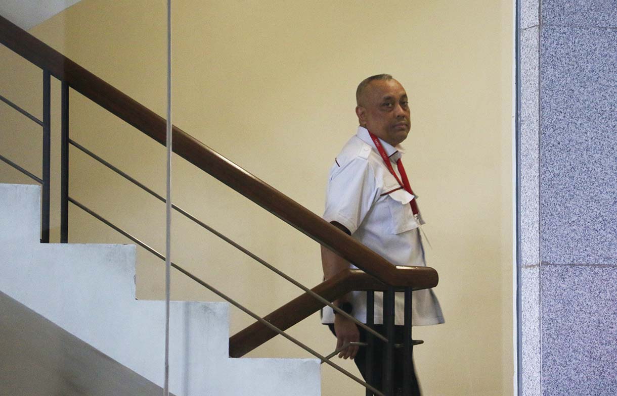 Mantan Bendahara Umum Asosiasi Muslim Penyelenggara Haji dan Umrah Republik Indonesia (Amphuri) Muhammad Tauhid Hamdi berjalan menuju ruang pemeriksaan di Gedung Merah Putih KPK, Jakarta, Selasa (16/12/2025). (Beritanasional.com/Oke Atmaja)