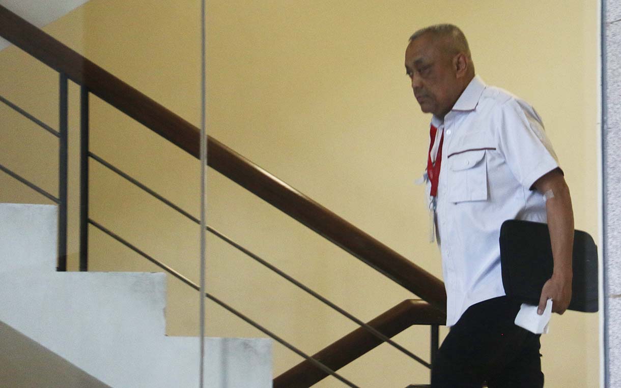 Mantan Bendahara Umum Asosiasi Muslim Penyelenggara Haji dan Umrah Republik Indonesia (Amphuri) Muhammad Tauhid Hamdi berjalan menuju ruang pemeriksaan di Gedung Merah Putih KPK, Jakarta, Selasa (16/12/2025). (Beritanasional.com/Oke Atmaja)