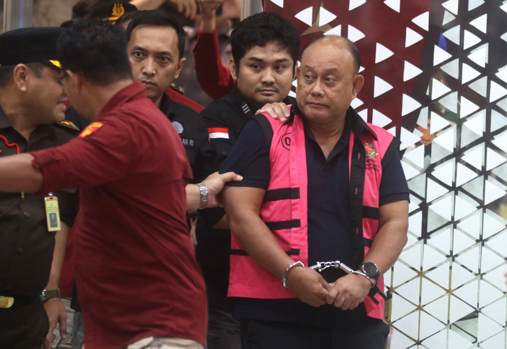 Mantan Kepala Badan Gizi Nasional (BGN) Dadan Hindayana, saat akan dimasukan kedalam mobil tahanan di Gedung Jaksa Agung Muda Tindak Pidana Khusus (Jampidsus), Jakarta, Rabu (3/6/2026). (Beritanasional.com/Oke Atmaja)