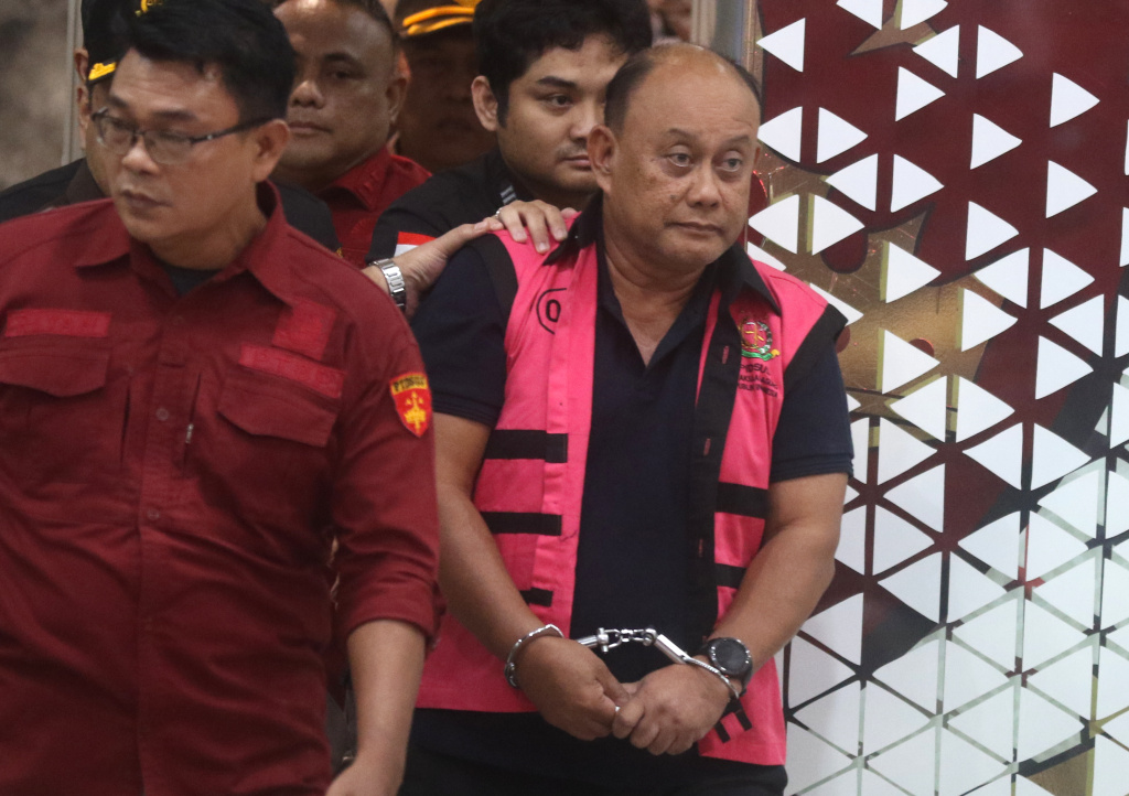 Mantan Kepala Badan Gizi Nasional (BGN) Dadan Hindayana, saat akan dimasukan kedalam mobil tahanan di Gedung Jaksa Agung Muda Tindak Pidana Khusus (Jampidsus), Jakarta, Rabu (3/6/2026). (Beritanasional.com/Oke Atmaja)