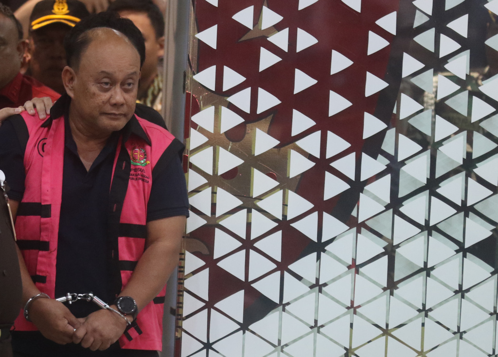 Mantan Kepala BGN Dadan Hindayana saat akan dimasukkan ke mobil tahanan di Gedung Jaksa Agung Muda Tindak Pidana Khusus (Jampidsus), Jakarta, Rabu (3/6/2026). (Beritanasional.com/Oke Atmaja)