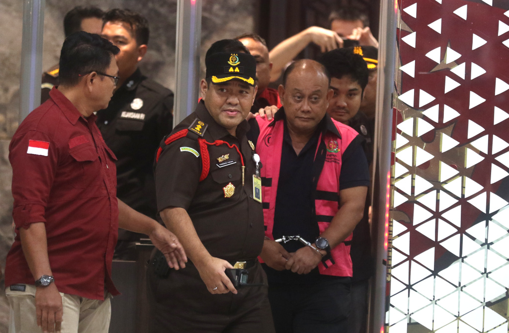Mantan Kepala BGN Dadan Hindayana, saat akan dimasukkan ke mobil tahanan di Gedung Jampidsus, Jakarta, Rabu (3/6/2026). (Beritanasional/Oke Atmaja)