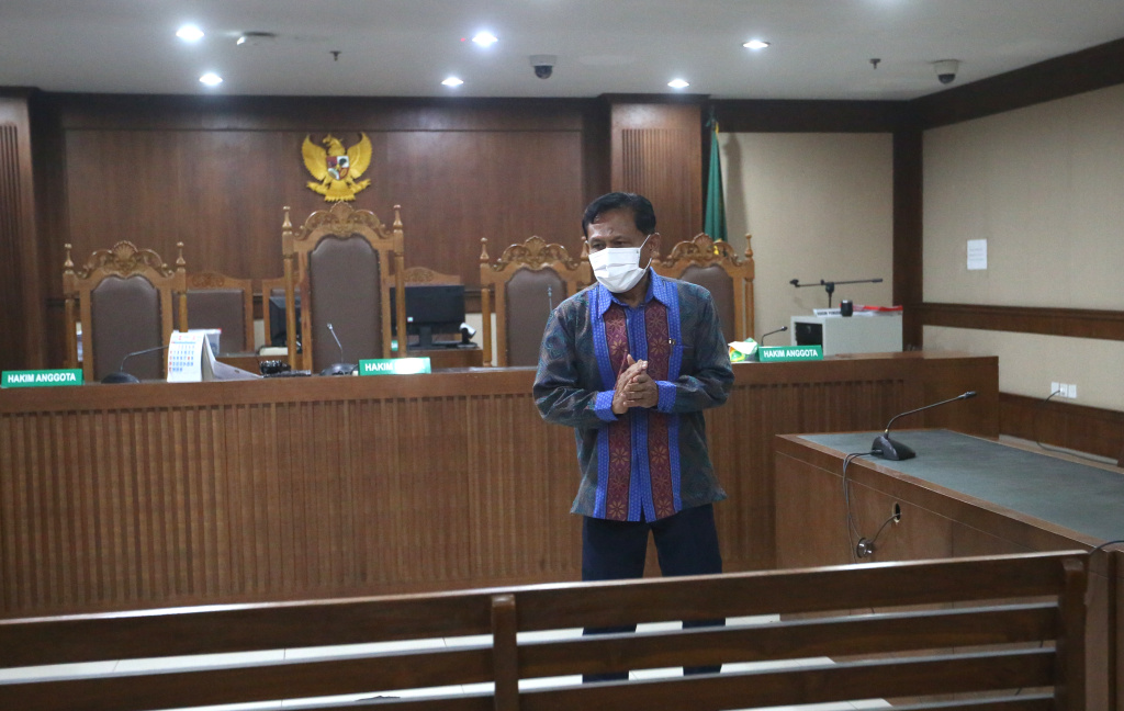 Mantan Ketua PN Surabaya Jalani Sidang Perdana Kasus Ronald Tannur Terdakwa kasus dugaan suap terkait penanganan perkara terpidana Gregorius Ronald Tannur, Rudi Suparmono meninggalkan ruangan usai menjalani sidang dakwaan di Pengadilan Tipikor, Jakarta, Senin (19/5/2025). (Berita nasional.com/Oke Atmaja)