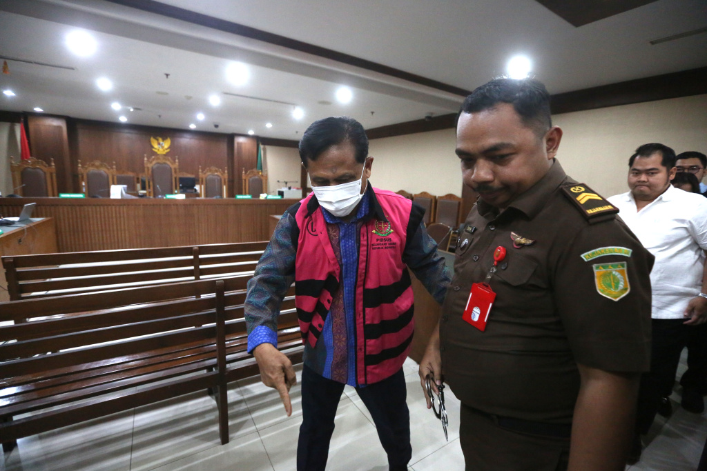 Mantan Ketua PN Surabaya Jalani Sidang Perdana Kasus Ronald Tannur Terdakwa kasus dugaan suap terkait penanganan perkara terpidana Gregorius Ronald Tannur, Rudi Suparmono meninggalkan ruangan usai menjalani sidang dakwaan di Pengadilan Tipikor, Jakarta, Senin (19/5/2025). (Berita nasional.com/Oke Atmaja)