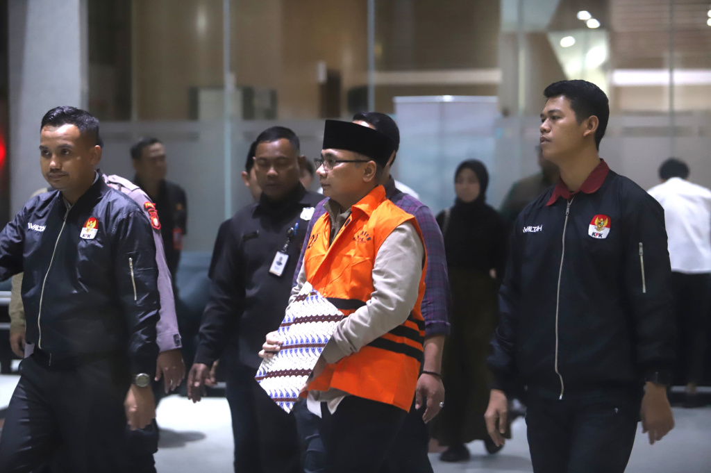 Tersangka kasus dugaan korupsi kuota haji Yaqut Cholil Qoumas (tengah) di Gedung Merah Putih KPK, Jakarta, Kamis (12/3/2026). (Beritanasional.com/HO/Oke Atmaja)