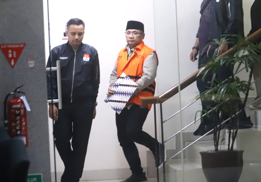 Tersangka kasus dugaan korupsi kuota haji dan penyelenggaraan ibadah haji Yaqut Cholil Qoumas (tengah) mengenakan rompi tahanan. (Beritanasional.com/HO/Oke Atmaja)
