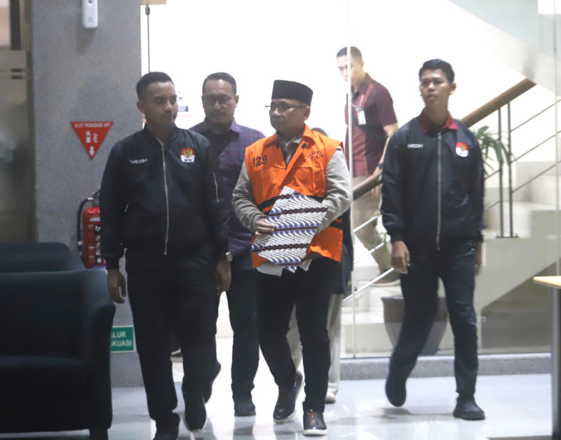 Tersangka kasus dugaan korupsi kuota haji dan penyelenggaraan ibadah haji Yaqut Cholil Qoumas (tengah) mengenakan rompi tahanan usai menjalani pemeriksaan di Gedung Merah Putih KPK, Jakarta, Kamis (12/3/2026). (Beritanasional.com/HO/Oke Atmaja)