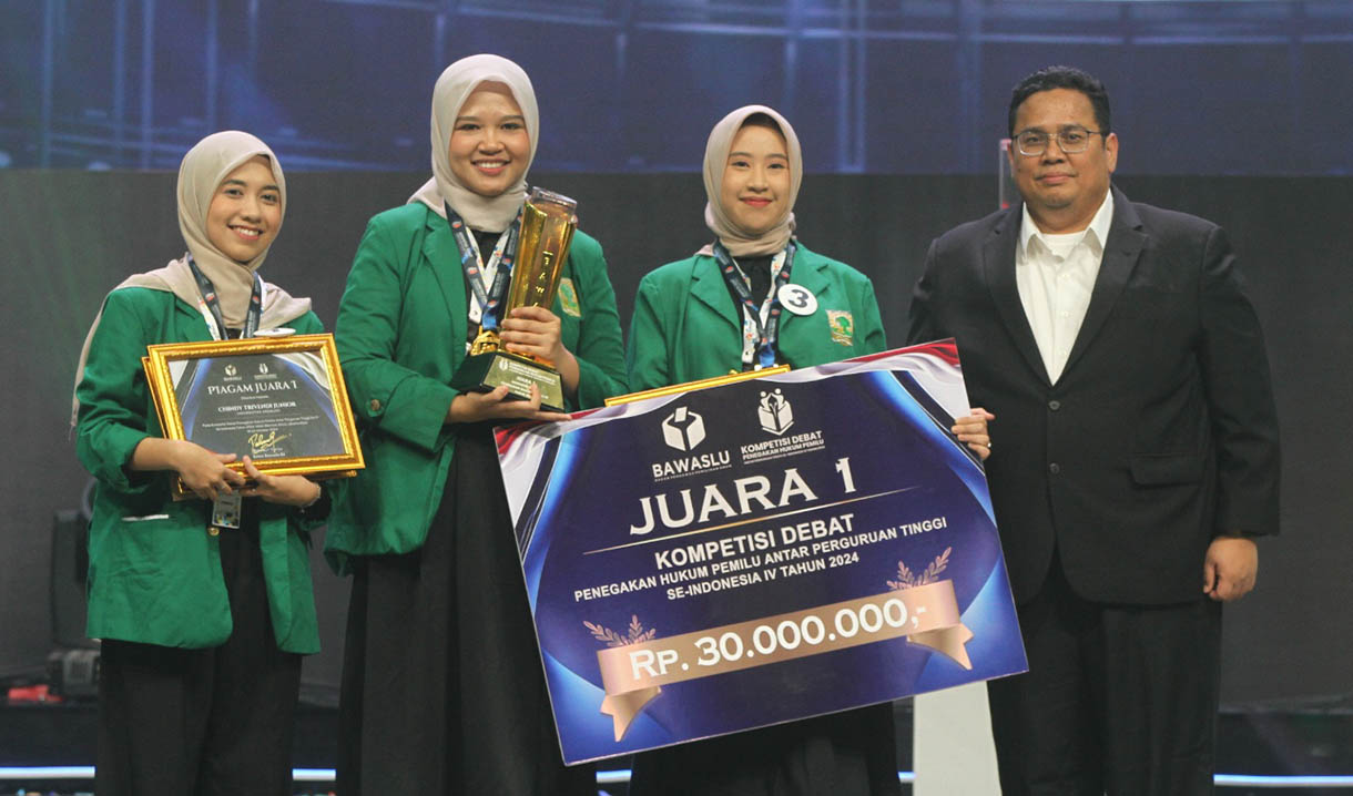 Ketua Bawaslu RI Rahmat Bagja memberikan piagam penghargaan Juara I kepada peserta dari Universitas Andalas di akhir Kompetisi Debat Penegakan Hukum Pemilu Perguruan Tinggi se-Indonesia yang berlangsung di Jakarta, Rabu (23/10/202024) malam. (BeritaNasional.com/Oke Atmaja)