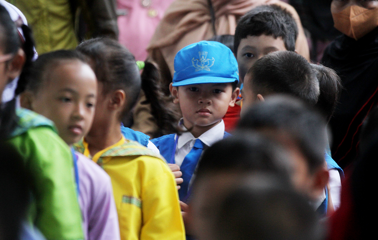 Seorang guru memberikan arahan kepada siswa baru saat mengikuti Masa Pengenalan Lingkungan Sekolah (MPLS) pada hari pertama masuk sekolah tahun ajaran 2025-2026 di SD Negeri 01/02 Cikini, Jakarta, Senin (14/7/2025).  (Beritanasional.com/Oke Atmaja)