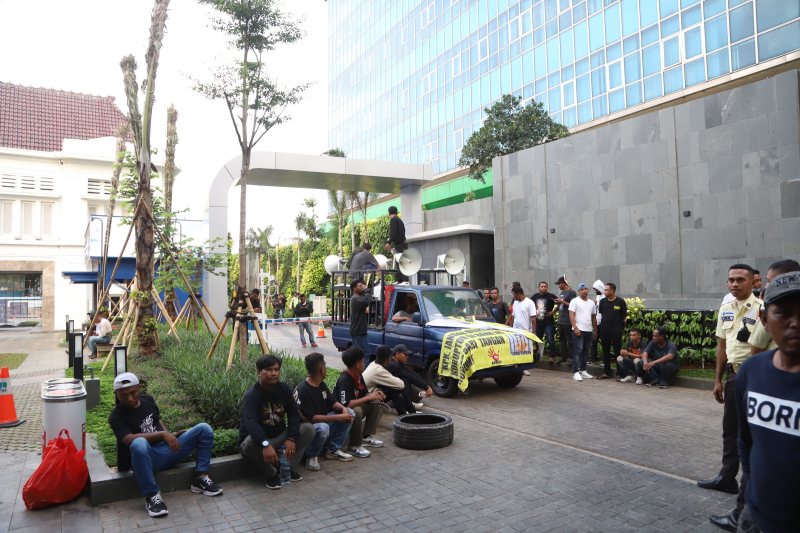 Massa aksi terobos maauk gedung BTN Tuntut dana nasabaj yang hilang. (BeritaNasional/Elvis Sendouw)