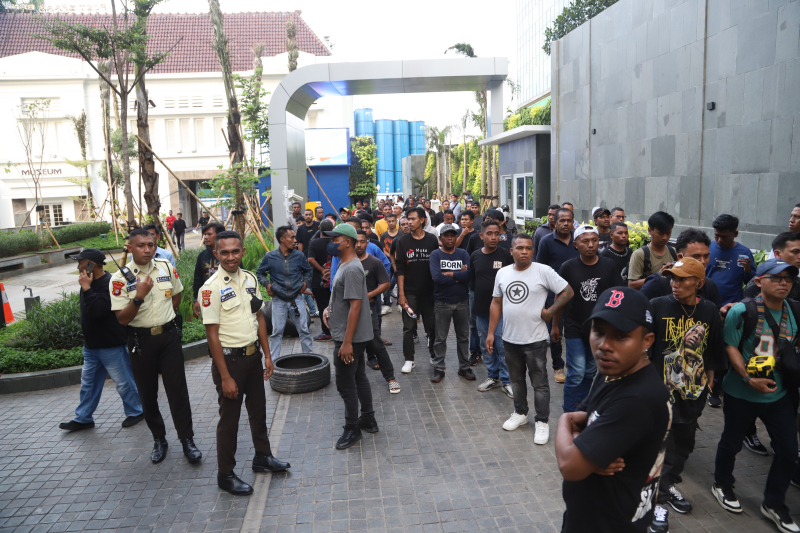 Massa aksi terobos maauk gedung BTN Tuntut dana nasabaj yang hilang. (BeritaNasional/Elvis Sendouw)