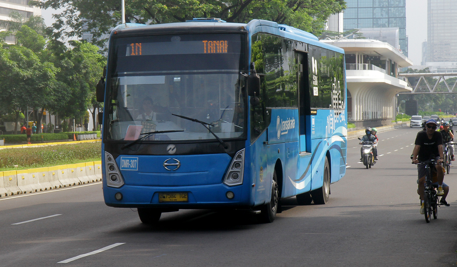 Kendaraan melintas di Jalan Jenderal Sudirman, Jakarta, Minggu (14/4/2024). (BeritaNasional/Oke Atmaja)