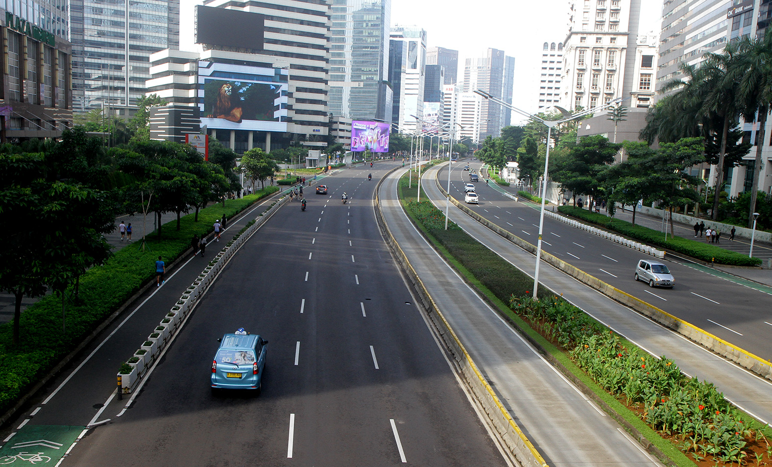 Kendaraan melintas di Jalan Jenderal Sudirman, Jakarta, Minggu (14/4/2024). (BeritaNasional/Oke Atmaja)