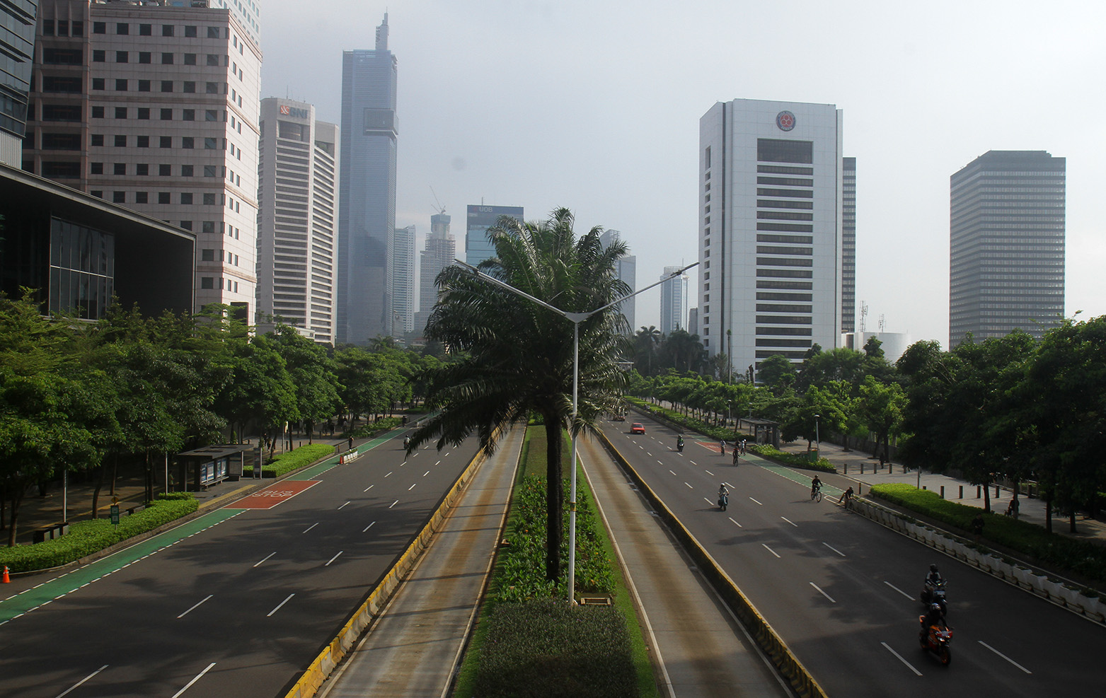 Kendaraan melintas di Jalan Jenderal Sudirman, Jakarta, Minggu (14/4/2024). (BeritaNasional/Oke Atmaja)