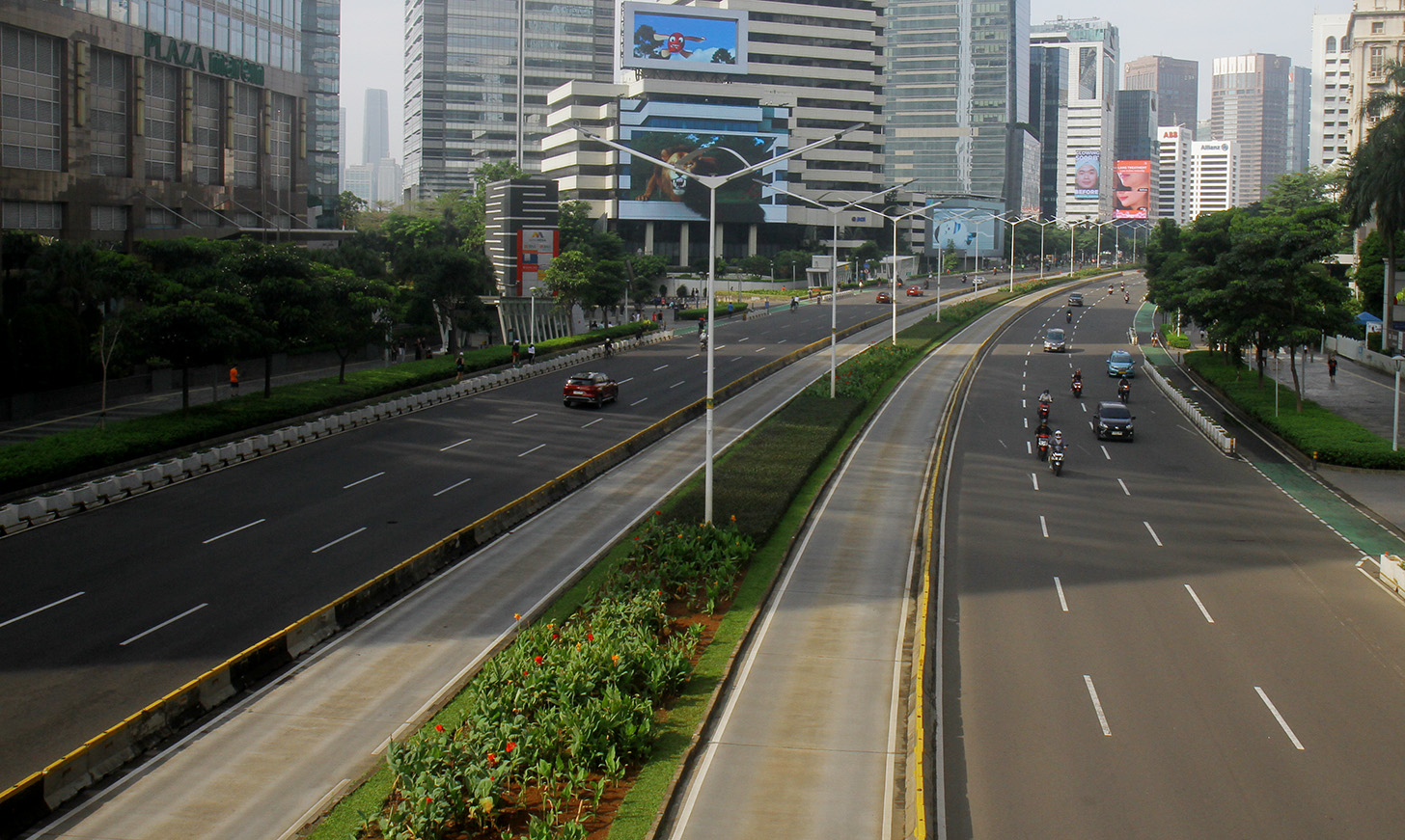 Kendaraan melintas di Jalan Jenderal Sudirman, Jakarta, Minggu (14/4/2024). (BeritaNasional/Oke Atmaja)