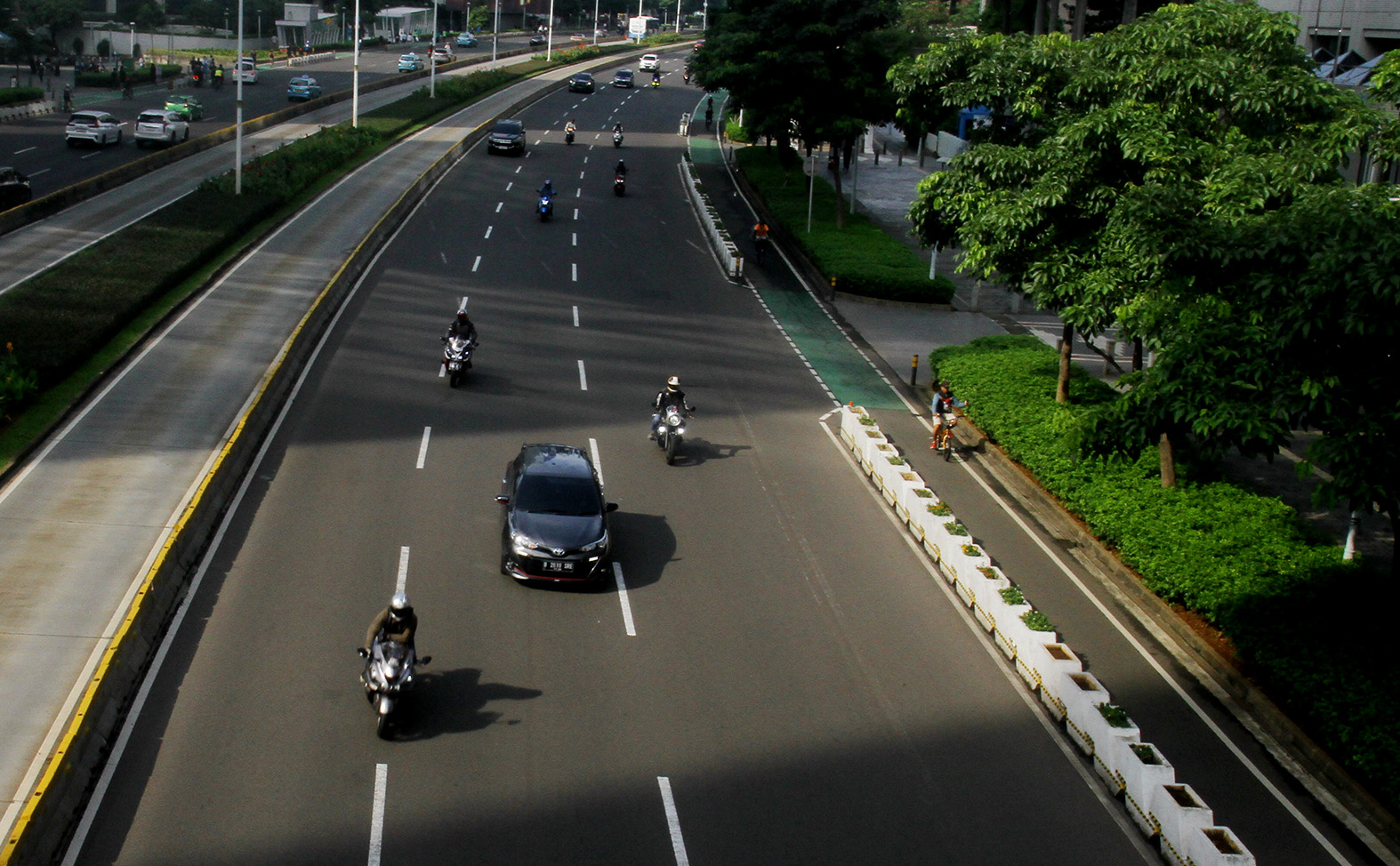 Kendaraan melintas di Jalan Jenderal Sudirman, Jakarta, Minggu (14/4/2024). (BeritaNasional/Oke Atmaja)