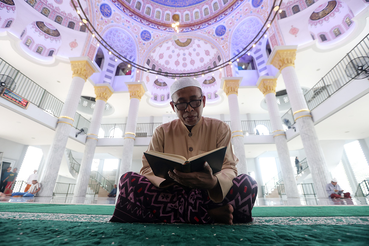 Umat islam beribadah di Masjid Jami Al Fajri, Pejaten Barat, Jakarta, Minggu (1/3/2026). (Beritanasional.com/Oke Atmaja)