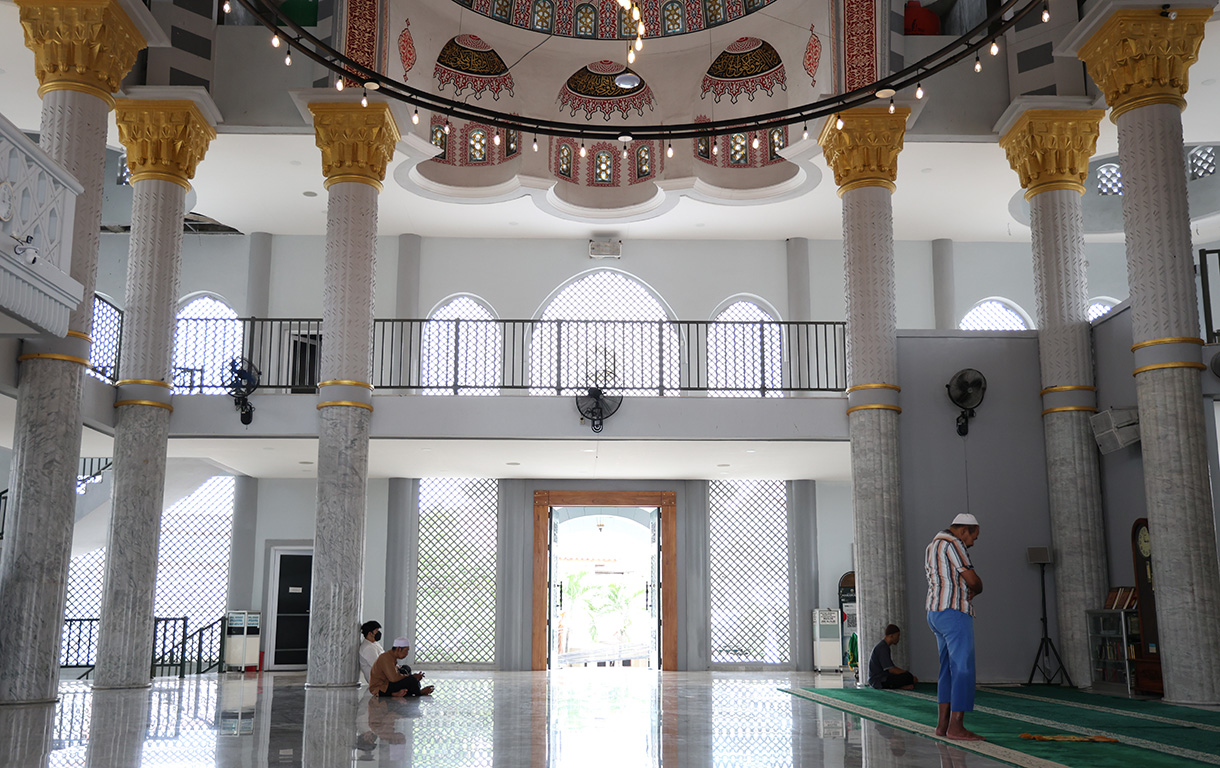 Umat islam beribadah di Masjid Jami Al Fajri, Pejaten Barat, Jakarta, Minggu (1/3/2026). (Beritanasional.com/Oke Atmaja)