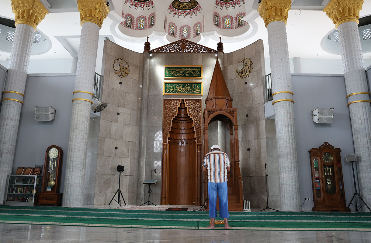 Umat islam beribadah di Masjid Jami Al Fajri, Pejaten Barat, Jakarta, Minggu (1/3/2026). (Beritanasional.com/Oke Atmaja)