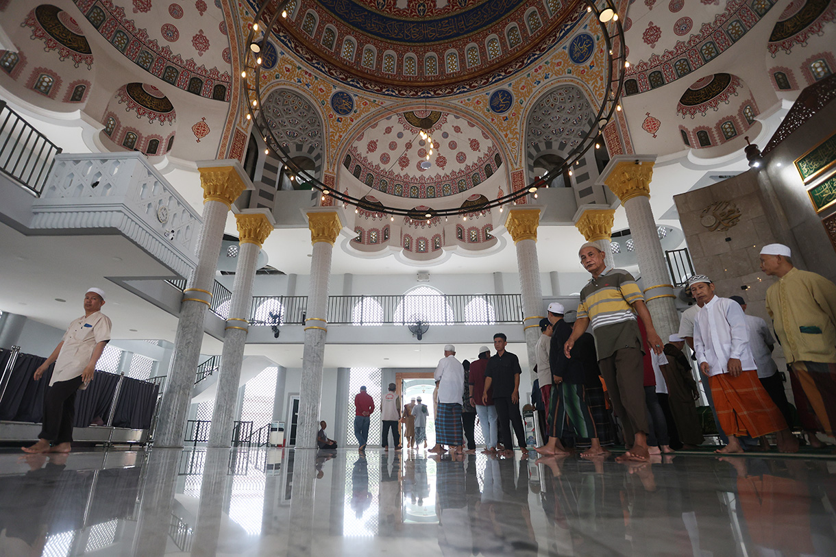 Umat islam beribadah di Masjid Jami Al Fajri, Pejaten Barat, Jakarta, Minggu (1/3/2026). (Beritanasional.com/Oke Atmaja)
