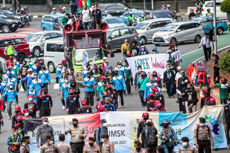 Massa aksi dar buruh Sejabodetabek hadiri peringatan Hari Buruh di Monas, Jakarta. (BeritaNasional/Elvis Sendouw)