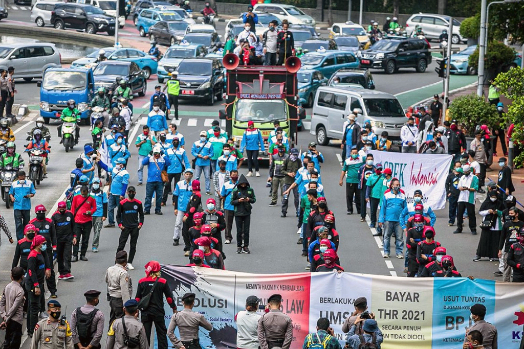 Massa aksi dar buruh Sejabodetabek hadiri peringatan Hari Buruh di Monas, Jakarta. (BeritaNasional/Elvis Sendouw)