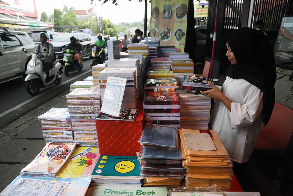Masuk Tahun Ajaran Baru Sekolah, Permintaan Buku Tulis Meningkat Penjual buku tulis musiman memanfaatkan tahun ajaran baru sekolah dengan berjualan buku. (BeritaNasional/Elvis Sendouw)