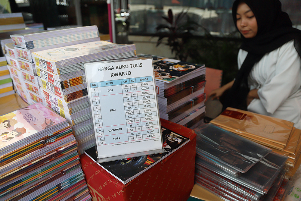 Masuk Tahun Ajaran Baru Sekolah, Permintaan Buku Tulis Meningkat Penjual buku tulis musiman memanfaatkan tahun ajaran baru sekolah dengan berjualan buku. (BeritaNasional/Elvis Sendouw)