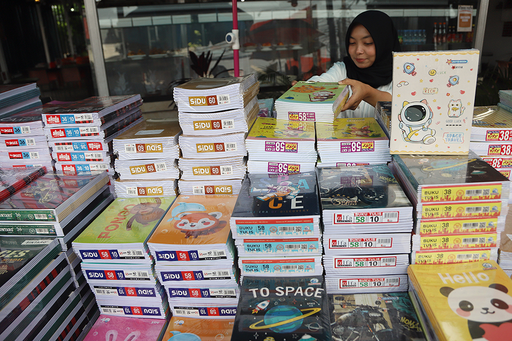 Masuk Tahun Ajaran Baru Sekolah, Permintaan Buku Tulis Meningkat Penjual buku tulis musiman memanfaatkan tahun ajaran baru sekolah dengan berjualan buku. (BeritaNasional/Elvis Sendouw)