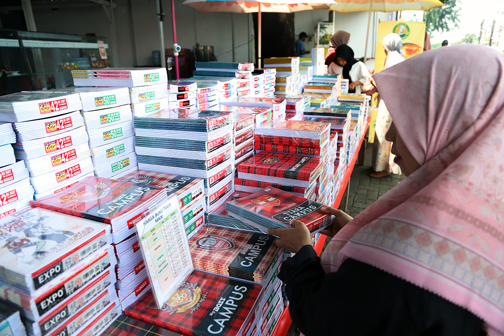 Masuk Tahun Ajaran Baru Sekolah, Permintaan Buku Tulis Meningkat Penjual buku tulis musiman memanfaatkan tahun ajaran baru sekolah dengan berjualan buku. (BeritaNasional/Elvis Sendouw)